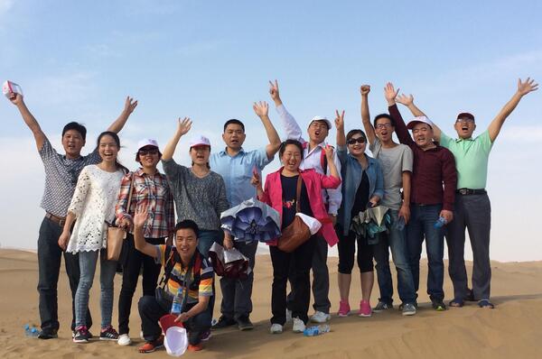 每個(gè)人的臉上都充滿著幸福與快樂(lè)