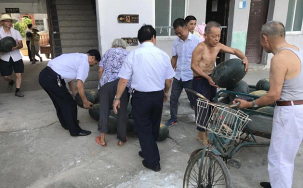 炎炎夏日，為福利院老人送清涼