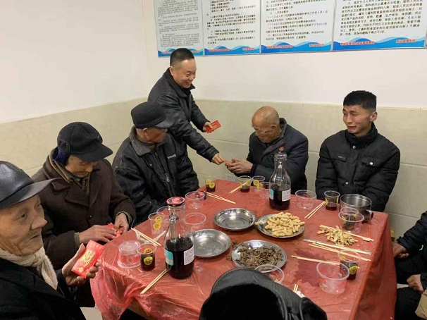 2019讓愛依舊，湖北昌利領(lǐng)導前往福利院慰問