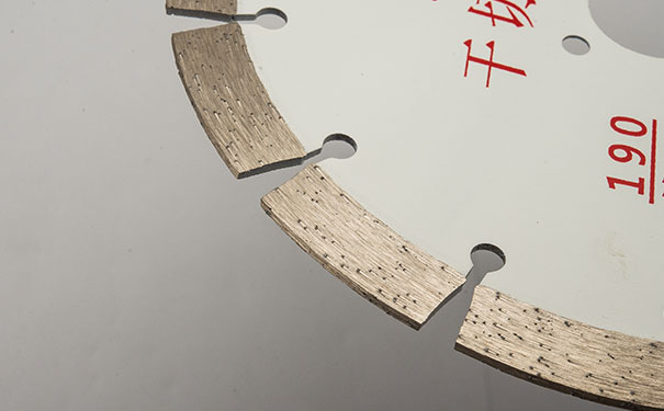 大理石鋸片在切割過程中搖擺是怎么回事呢？