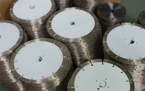 針對板材質(zhì)量的提高，石材切割鋸片鋸機(jī)可以做好哪些工作呢？