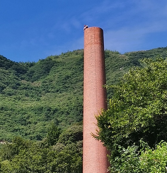 煙囪拆除須找資質(zhì)齊全專業(yè)施工隊伍！