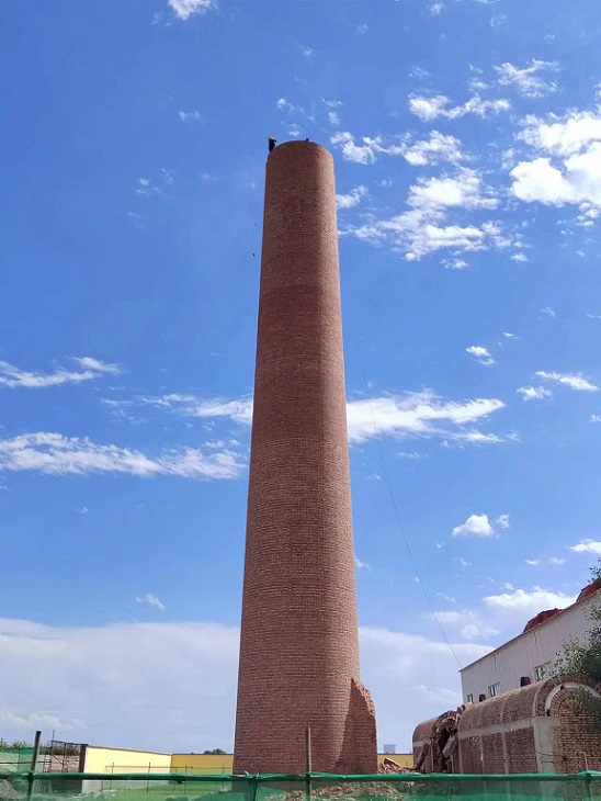 福建拆除煙囪公司對現(xiàn)場進行安全防護，確保無安全隱患